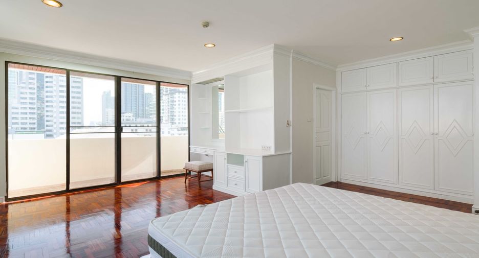 For rent 3 bedrooms apartment in Watthana, Bangkok