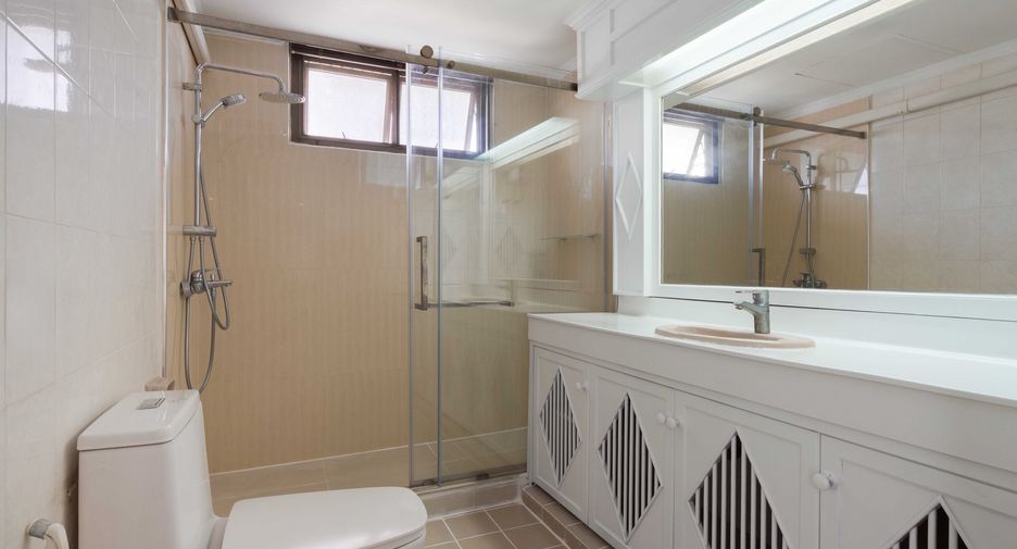For rent 3 bedrooms apartment in Watthana, Bangkok