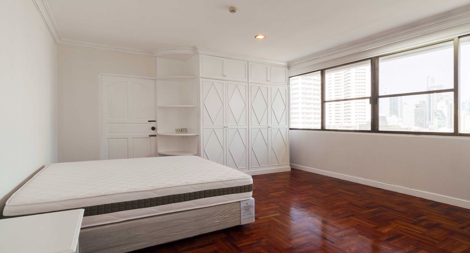 For rent 3 bedrooms apartment in Watthana, Bangkok