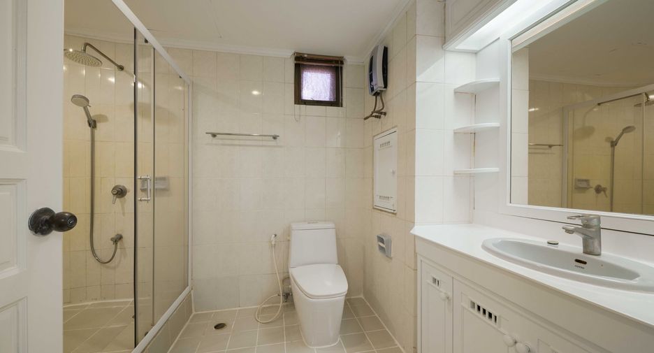 For rent 3 bedrooms apartment in Watthana, Bangkok