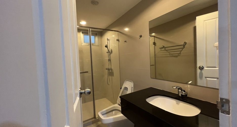 For sale and for rent 3 bedrooms condo in Huai Khwang, Bangkok