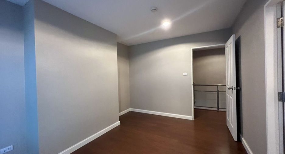 For sale and for rent 3 bedrooms condo in Huai Khwang, Bangkok
