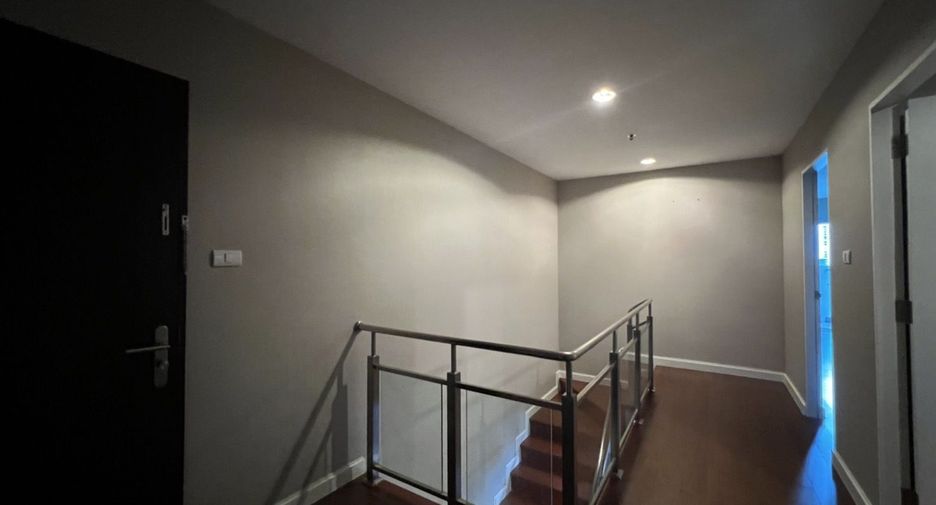 For sale and for rent 3 bedrooms condo in Huai Khwang, Bangkok