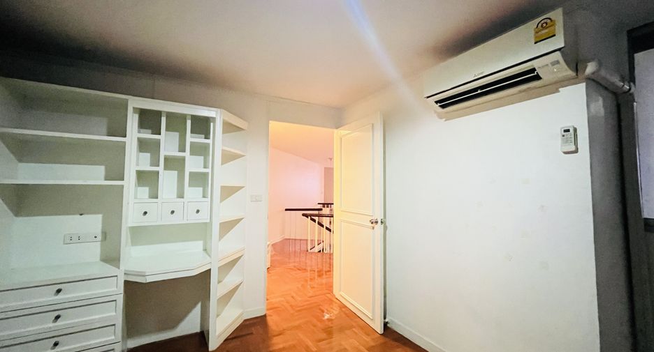 For rent 4 bedrooms condo in Watthana, Bangkok