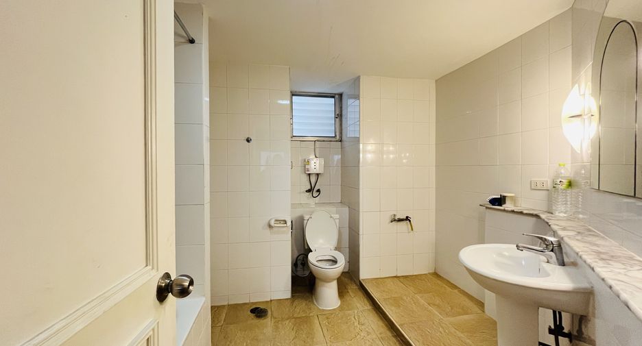 For rent 4 bedrooms condo in Watthana, Bangkok