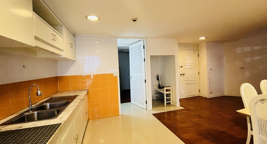 For rent 4 bedrooms condo in Watthana, Bangkok