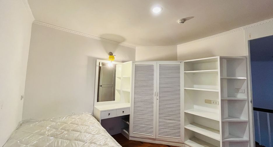For rent 4 bedrooms condo in Watthana, Bangkok