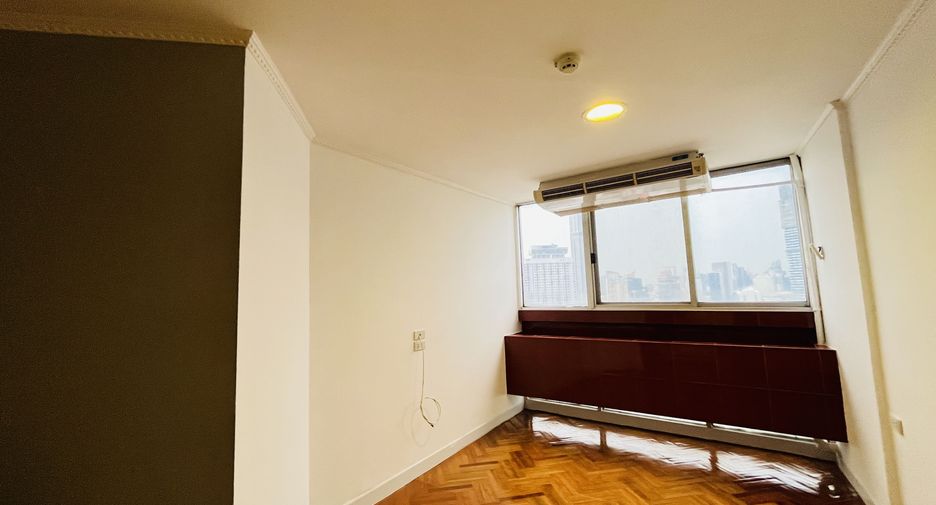 For rent 4 bedrooms condo in Watthana, Bangkok