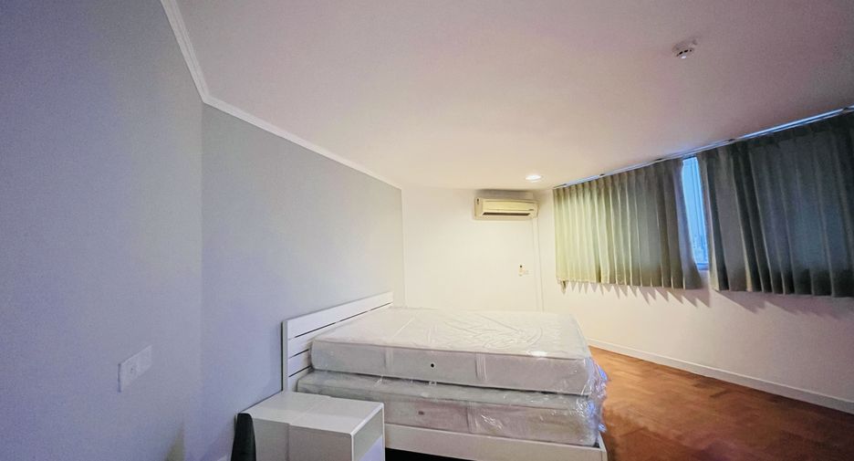 For rent 4 bedrooms condo in Watthana, Bangkok
