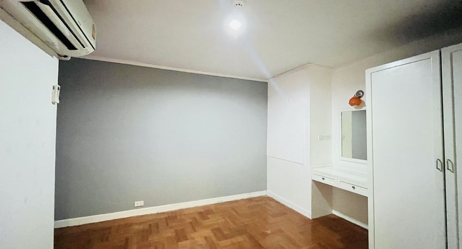 For rent 4 bedrooms condo in Watthana, Bangkok