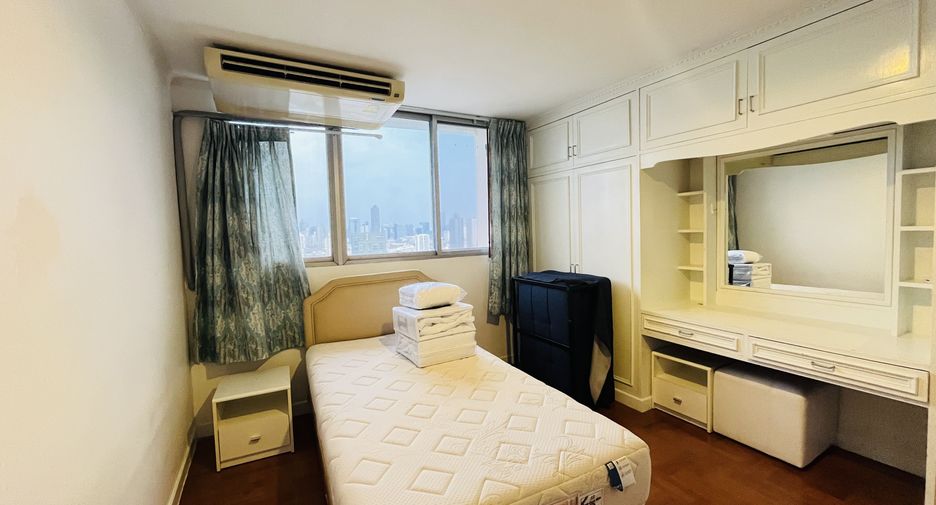 For rent 4 bedrooms condo in Watthana, Bangkok