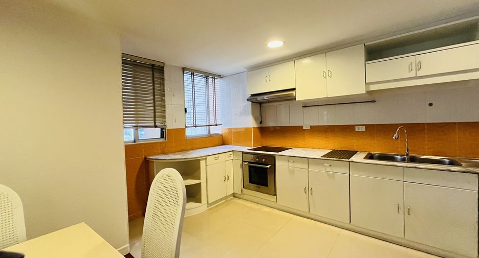 For rent 4 bedrooms condo in Watthana, Bangkok