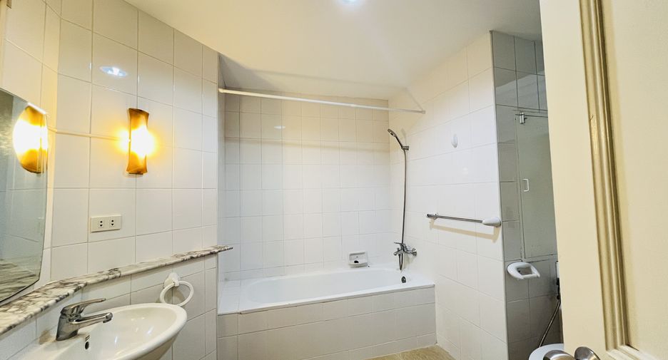 For rent 4 bedrooms condo in Watthana, Bangkok