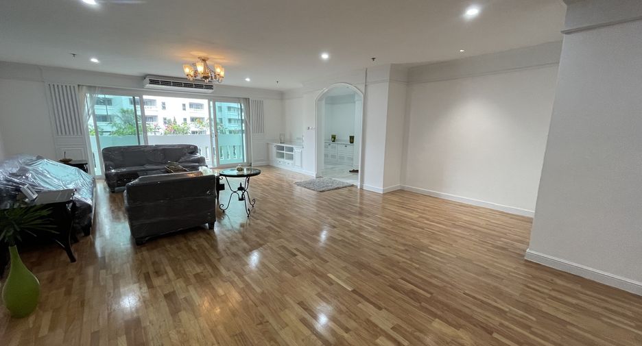 For rent 4 bedrooms apartment in Khlong Toei, Bangkok