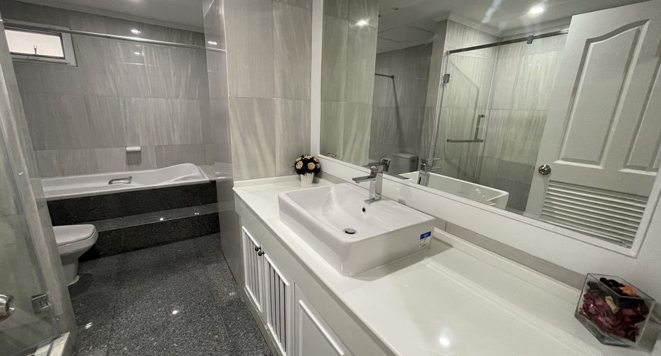 For rent 4 bedrooms apartment in Khlong Toei, Bangkok