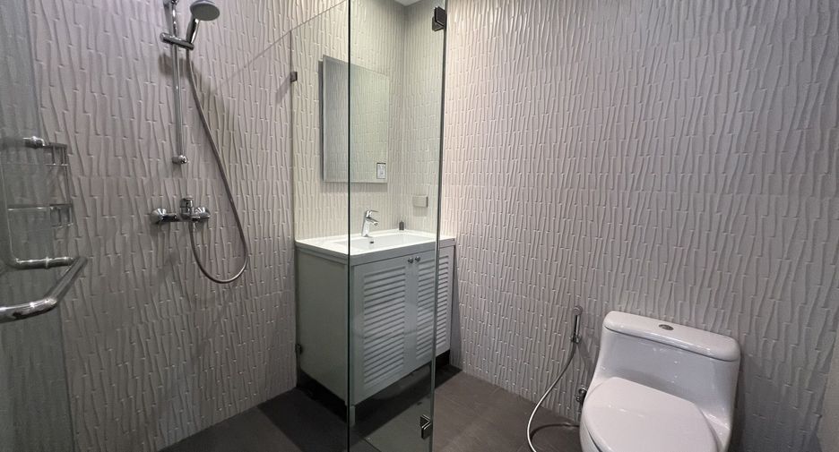 For rent 3 bedrooms condo in Khlong Toei, Bangkok