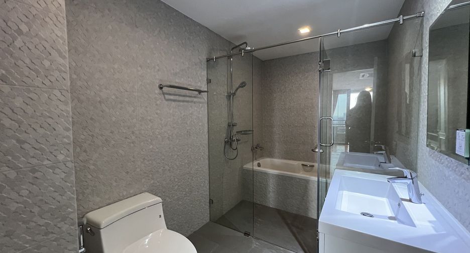 For rent 3 bedrooms condo in Khlong Toei, Bangkok