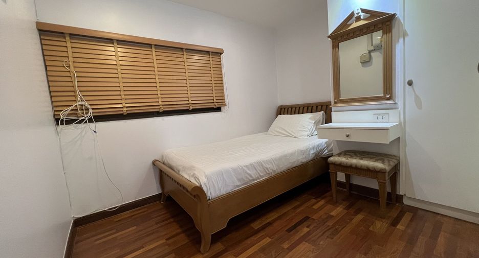 For rent 3 bedrooms condo in Khlong Toei, Bangkok