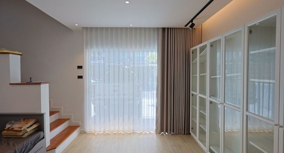 For rent 3 bedrooms townhouse in Prawet, Bangkok