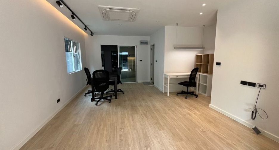 For rent 3 bedrooms townhouse in Prawet, Bangkok