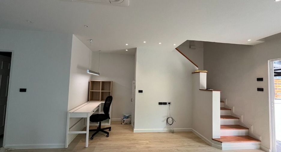 For rent 3 bedrooms townhouse in Prawet, Bangkok