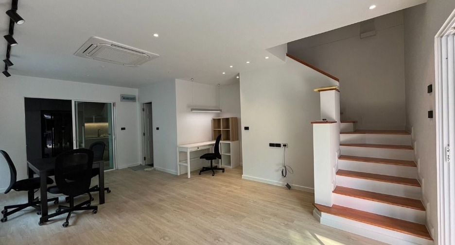 For rent 3 bedrooms townhouse in Prawet, Bangkok