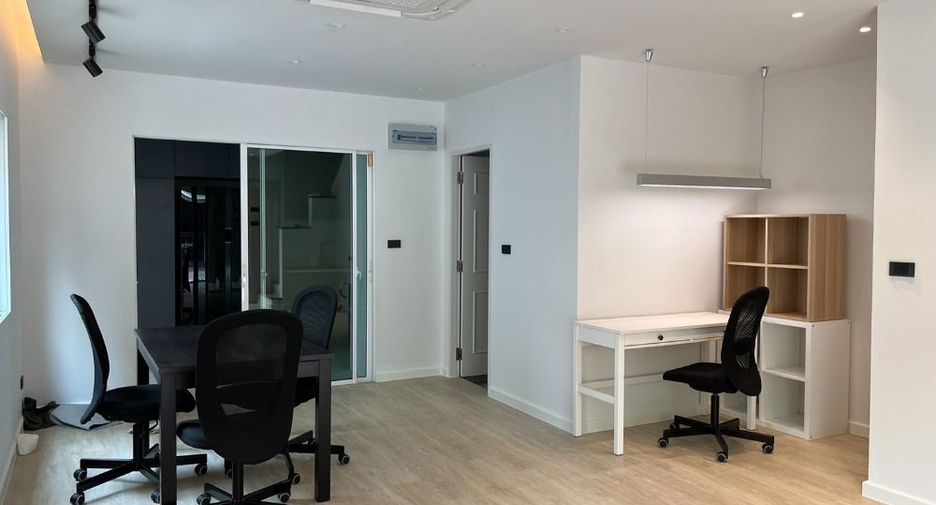 For rent 3 bedrooms townhouse in Prawet, Bangkok