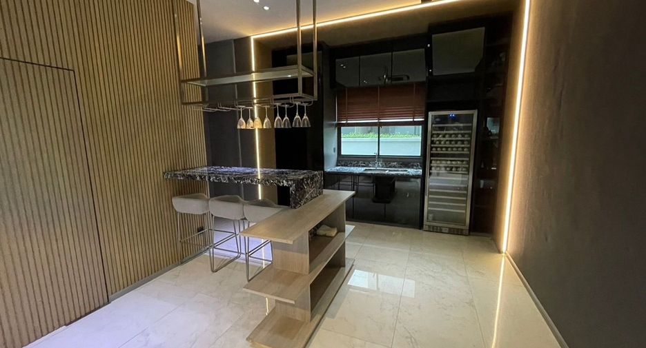 For rent 6 bedrooms house in Saphan Sung, Bangkok