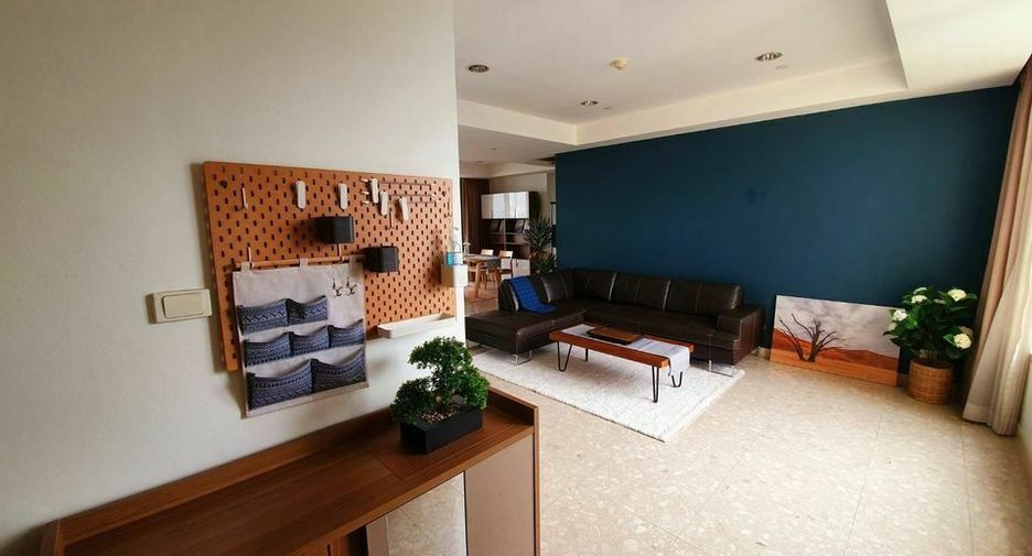 For rent 3 bedrooms condo in Watthana, Bangkok