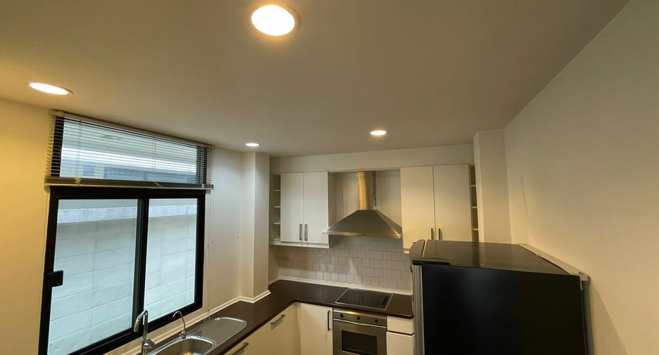 For rent 4 bedrooms house in Khlong Toei, Bangkok
