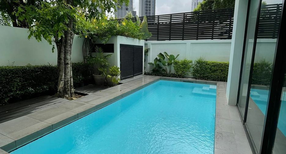 For rent 4 bedrooms house in Khlong Toei, Bangkok