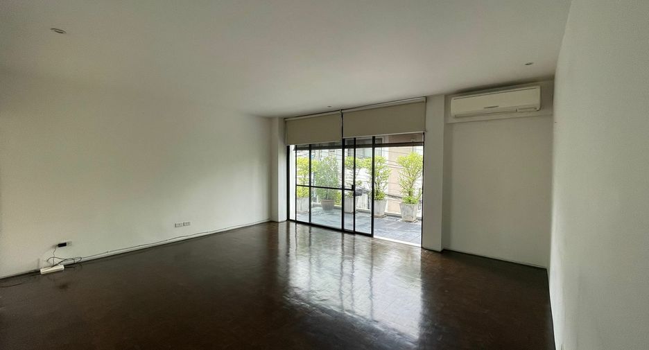 For rent 4 bedrooms house in Khlong Toei, Bangkok