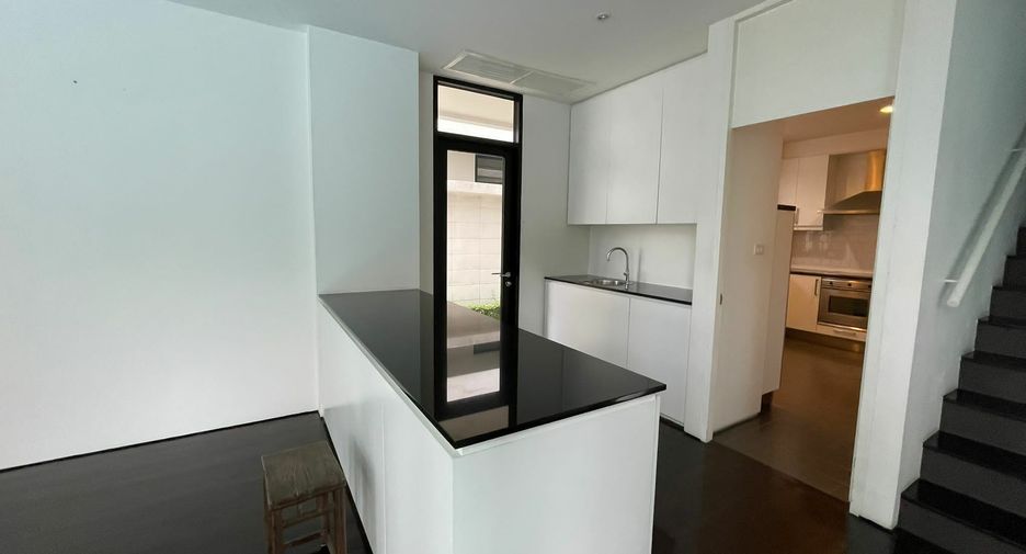 For rent 4 bedrooms house in Khlong Toei, Bangkok