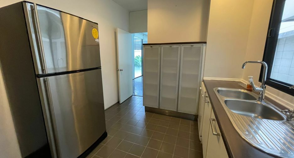 For rent 4 bedrooms house in Khlong Toei, Bangkok