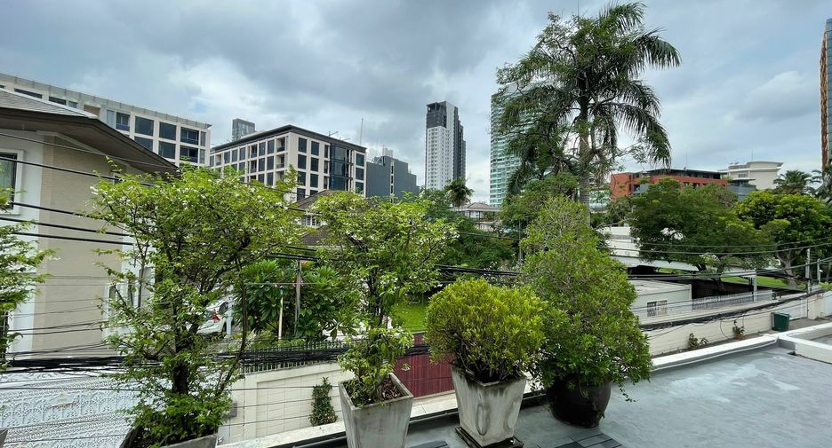 For rent 4 bedrooms house in Khlong Toei, Bangkok