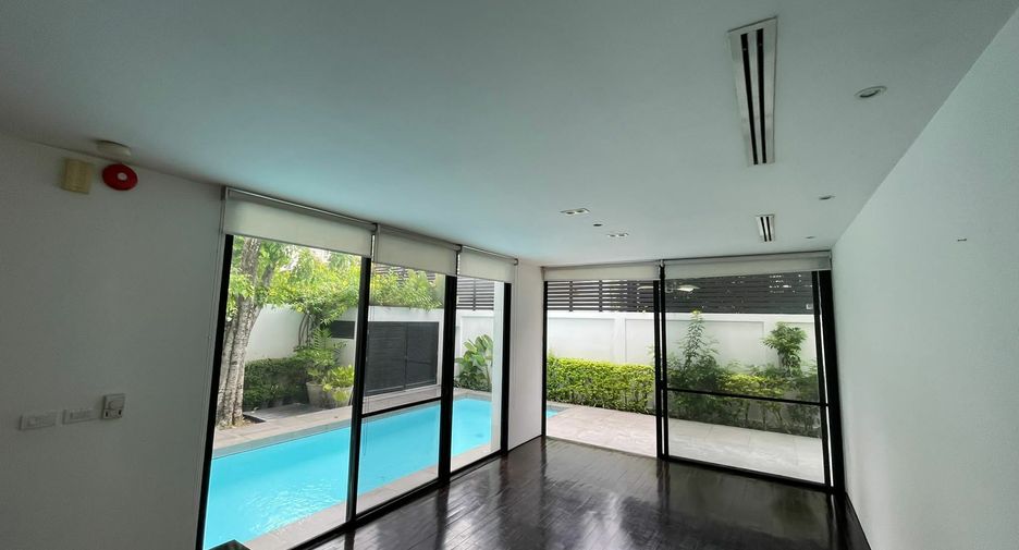 For rent 4 bedrooms house in Khlong Toei, Bangkok