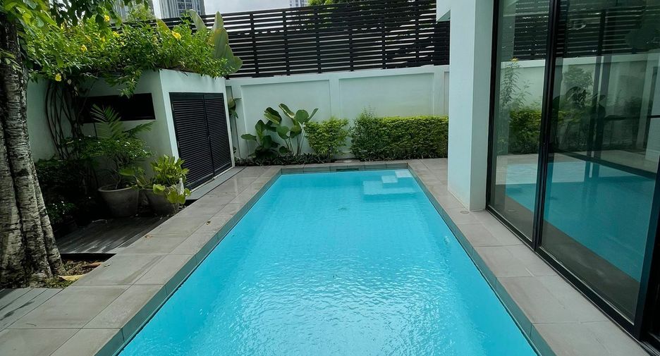 For rent 4 bedrooms house in Khlong Toei, Bangkok