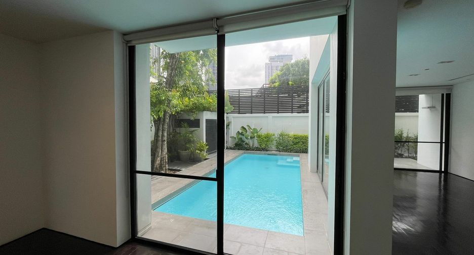 For rent 4 bedrooms house in Khlong Toei, Bangkok
