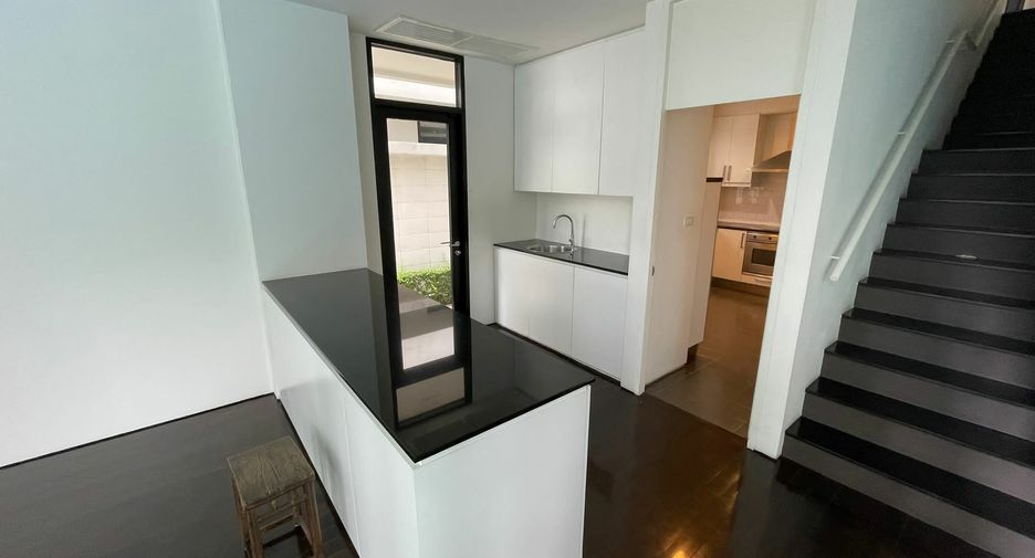 For rent 4 bedrooms house in Khlong Toei, Bangkok