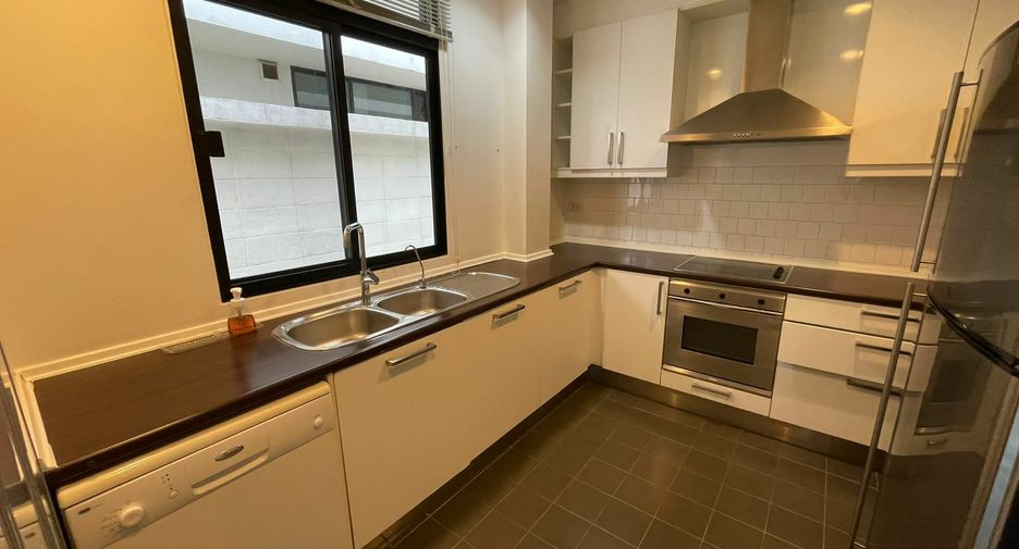 For rent 4 bedrooms house in Khlong Toei, Bangkok