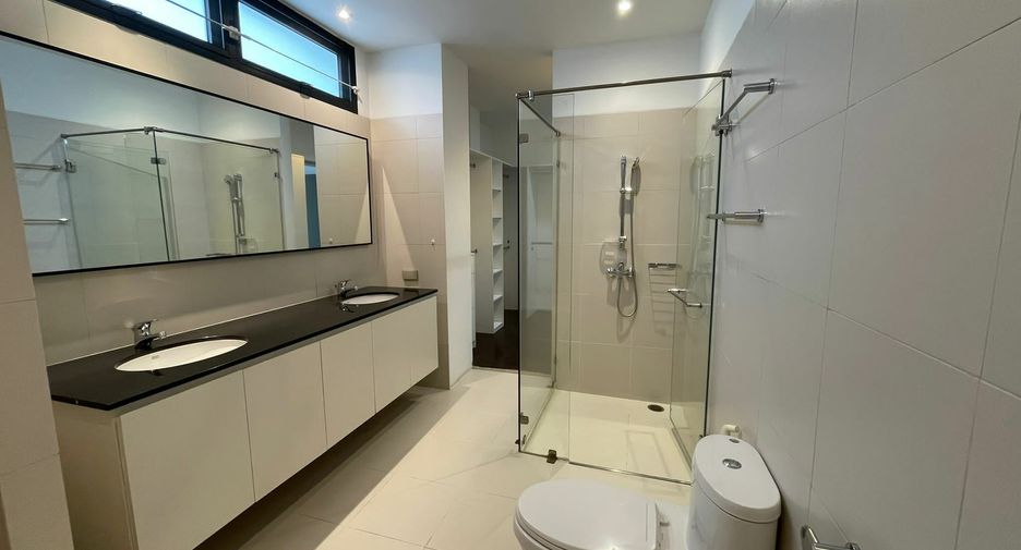 For rent 4 bedrooms house in Khlong Toei, Bangkok