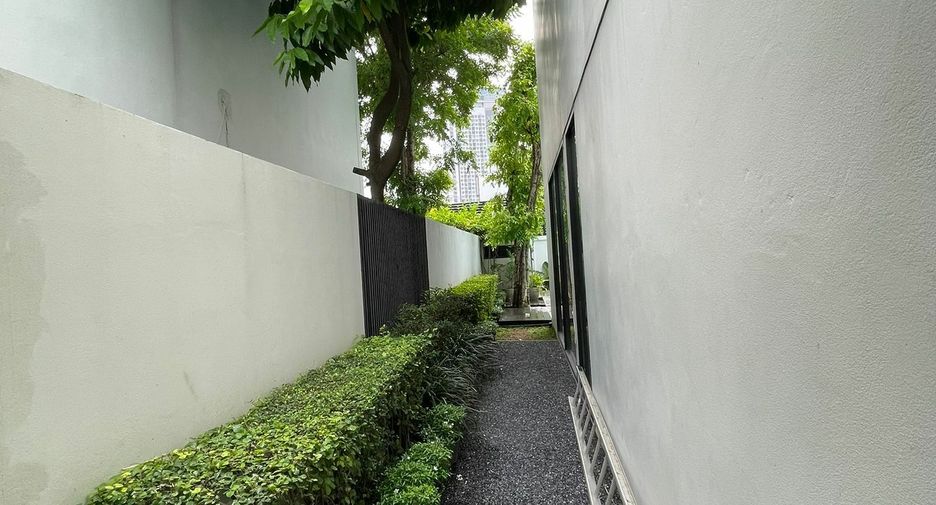 For rent 4 bedrooms house in Khlong Toei, Bangkok