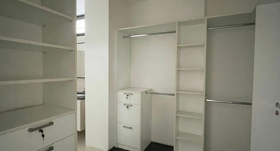 For rent 4 bedrooms house in Khlong Toei, Bangkok