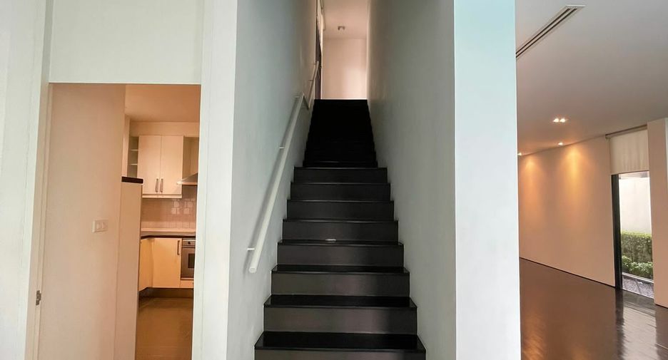 For rent 4 bedrooms house in Khlong Toei, Bangkok