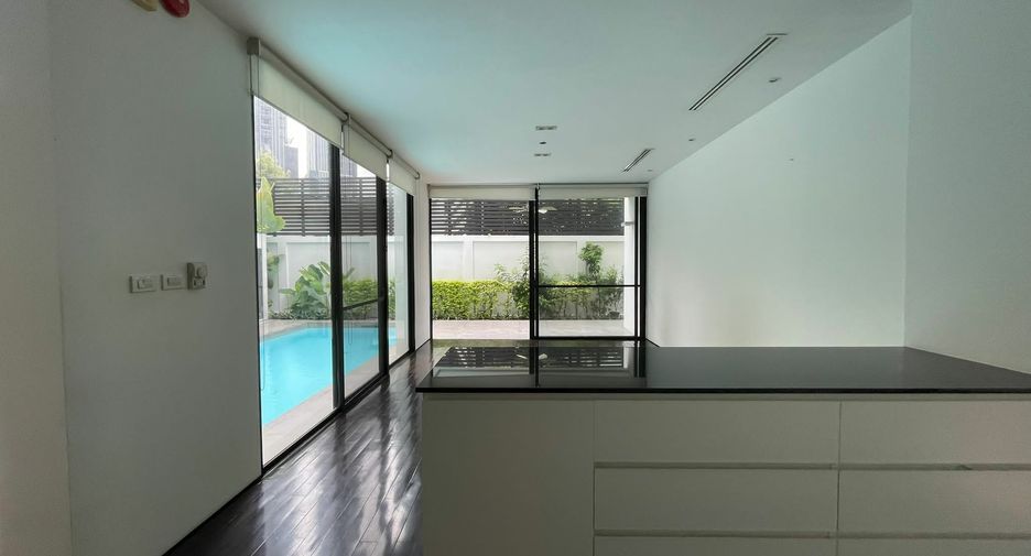 For rent 4 bedrooms house in Khlong Toei, Bangkok