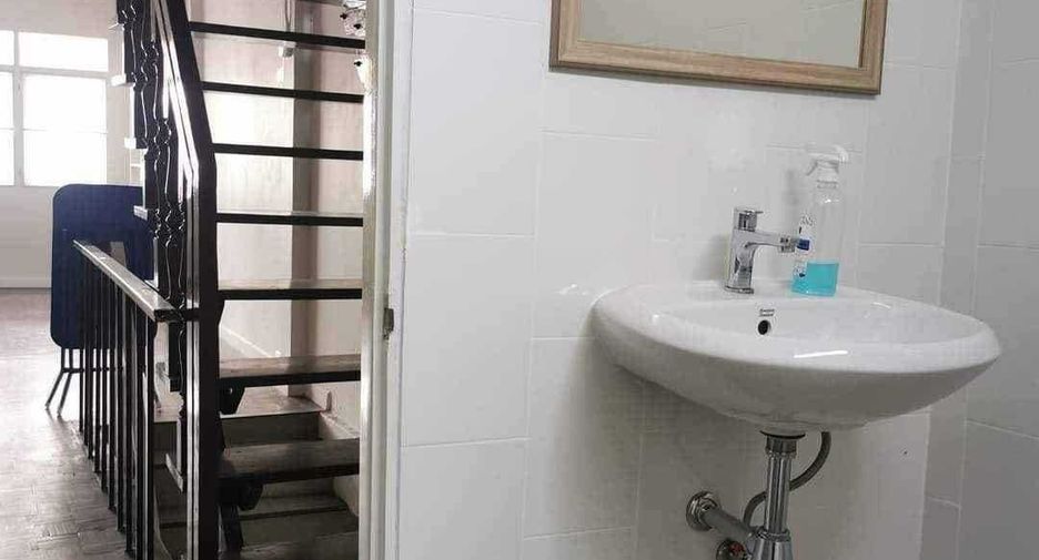 For rent 3 bedrooms townhouse in Phra Khanong, Bangkok