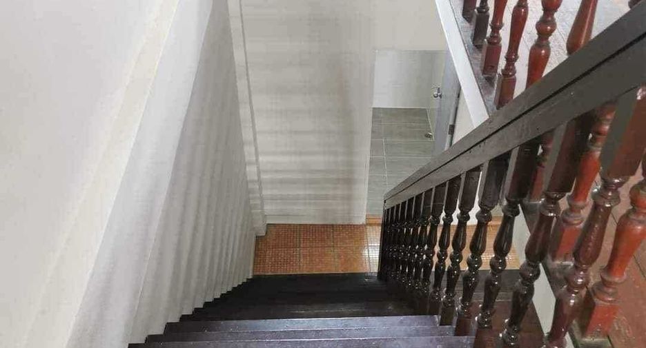 For rent 3 bedrooms townhouse in Phra Khanong, Bangkok