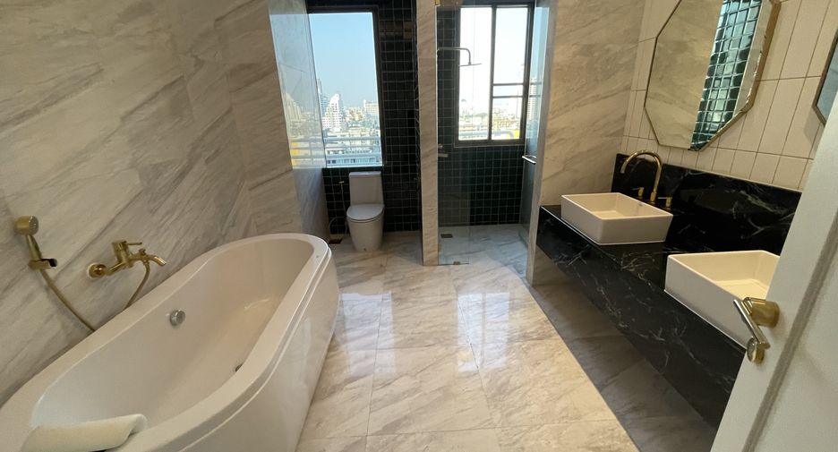 For rent 3 bedrooms condo in Khlong Toei, Bangkok