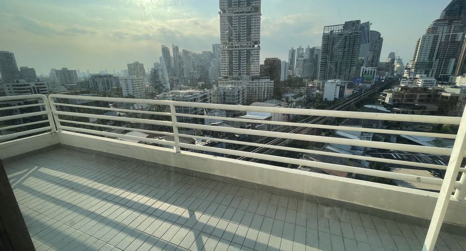 For rent 3 bedrooms condo in Khlong Toei, Bangkok