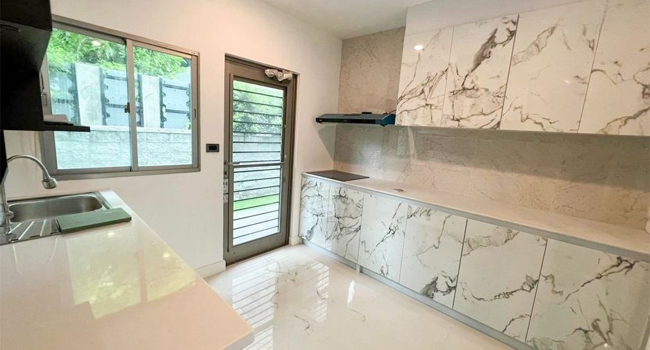 For sale 4 bedrooms house in Saphan Sung, Bangkok
